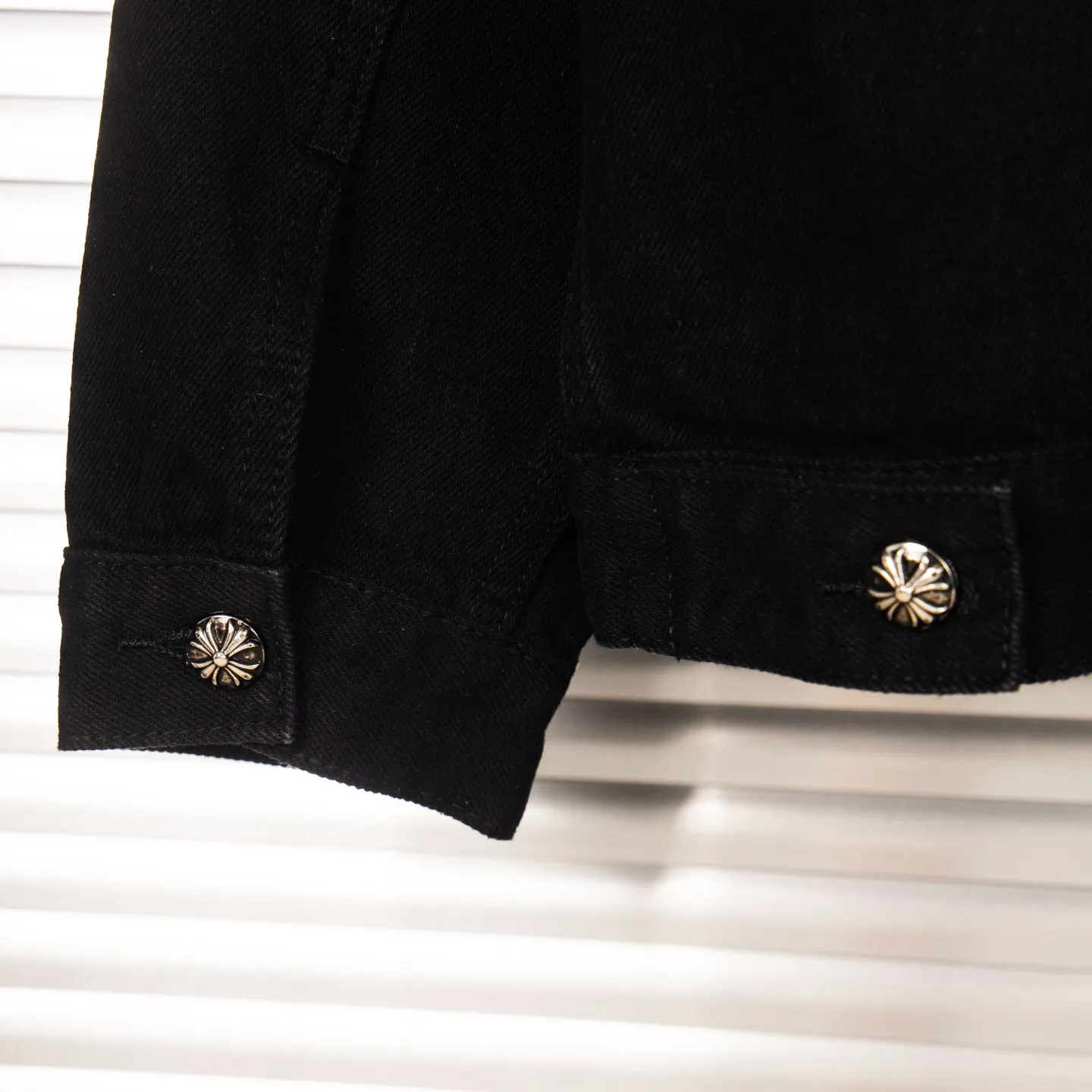 P280 Chrome Hearts Chrome Hearts heavy-duty denim jacket with rivets and multiple farts. The same model as the Internet celebrity star. The cross-printed denim jacket has a unique cross design element and is full of design. It is made of 100% denim cotton fabric with heavy coarse yarn count, which ensures a stiff and tough silhouette while being soft, comfortable and breathable. The lapel is designed with silver buttons and is full of texture. The classic white cross logo is all over the dress, making it a perfect versatile style for spring and summer! The original loose version is made of high-quality pure cotton fabrics. The fabric pattern is high-definition and delicate without burrs. It is comfortable and breathable to wear. All the buttons are molded and customized. It is casual and fashionable and can be matched with any bottoms. It can be windproof and sunproof in spring and summer. It can be worn outside in autumn and winter! Easily concave shape makes you look slimmer and taller, perfect for both men and women! Style number: 1764# Color: Black Size: S M L XL